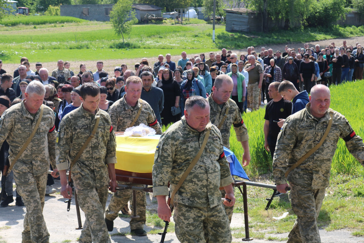 Його подвиг назавжди залишиться в наших серцях: у громаді на Волині провели в останню дорогу воїна Вадима Ковальчука