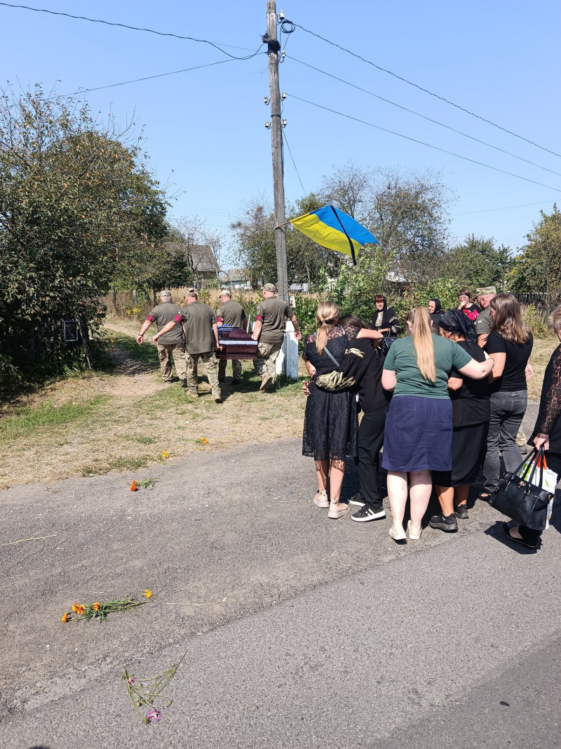 18 місяців вважався зниклим безвісти: на Волині провели в останню дорогу Героя Миколу Пеприка