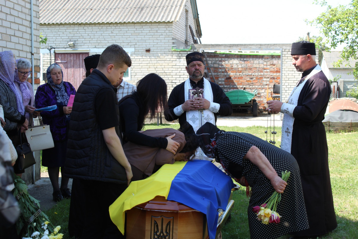 Рік і три місяці вважався зниклим безвісти: на Волині в останню земну путь провели Героя Павла Герасимчука