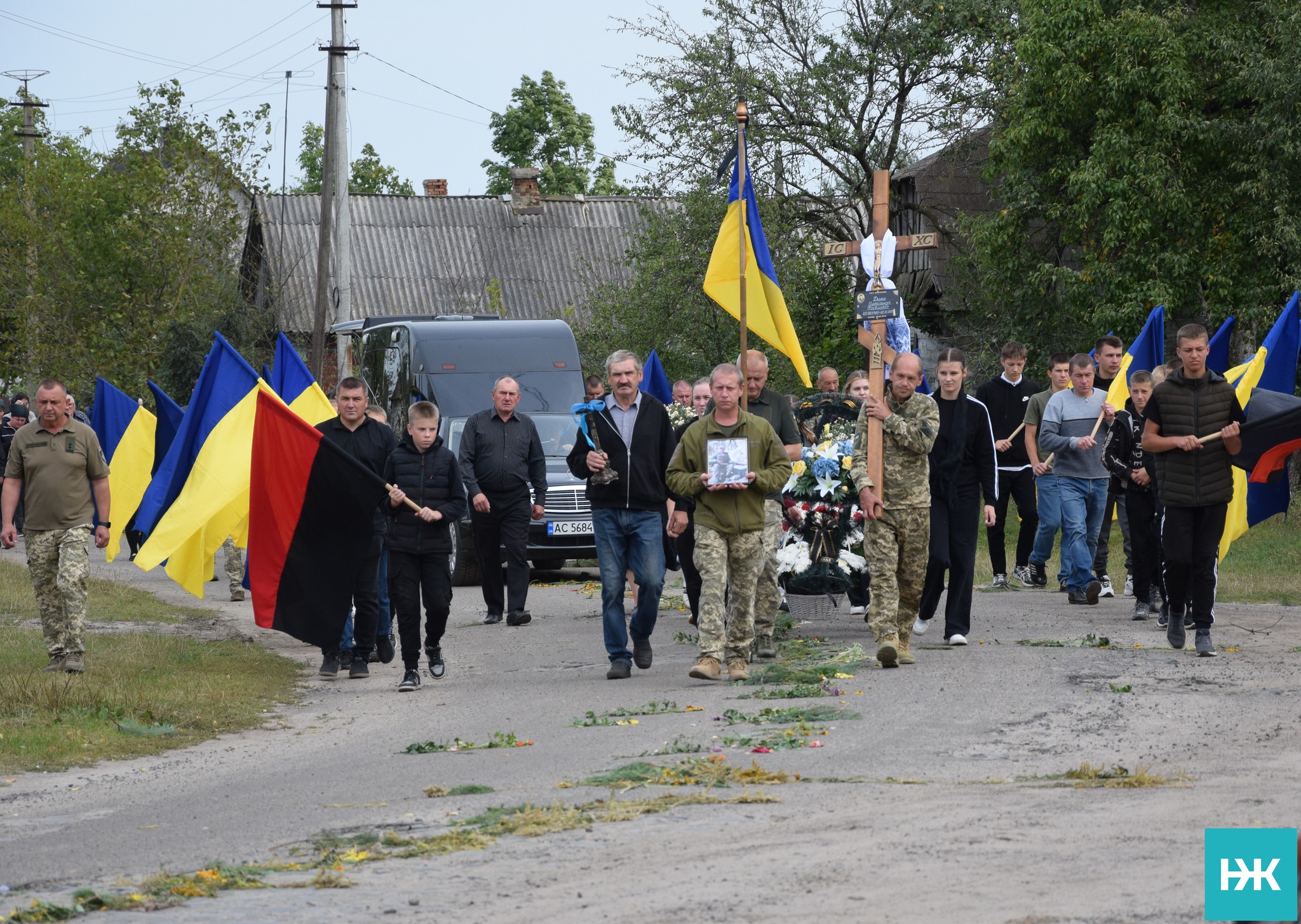 Довгою була дорога додому, бо тривалий час вважався зниклим безвісти: на Волині в останню путь провели воїна Олександра Диня