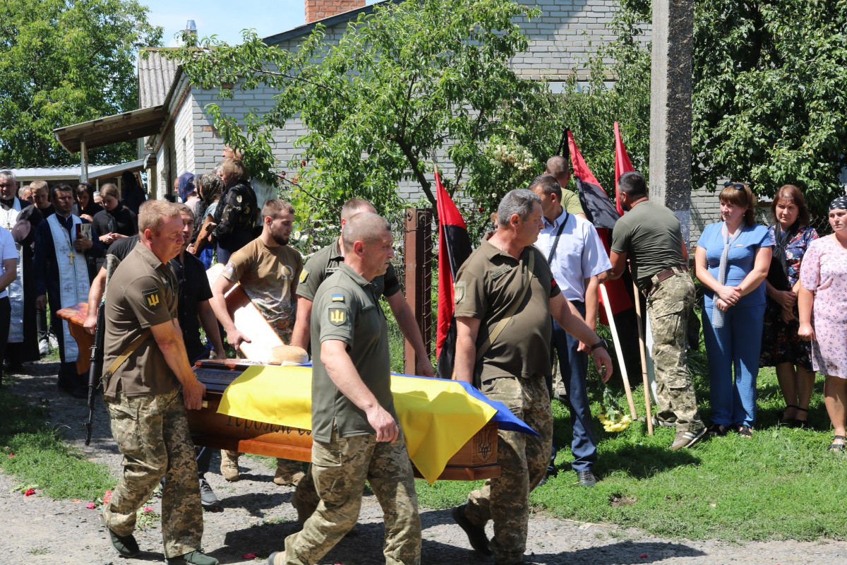 Невтомний трудівник, гарний сім’янин і надійний друг: на Волині всім селом ховали загиблого Героя Сергія Кравчука