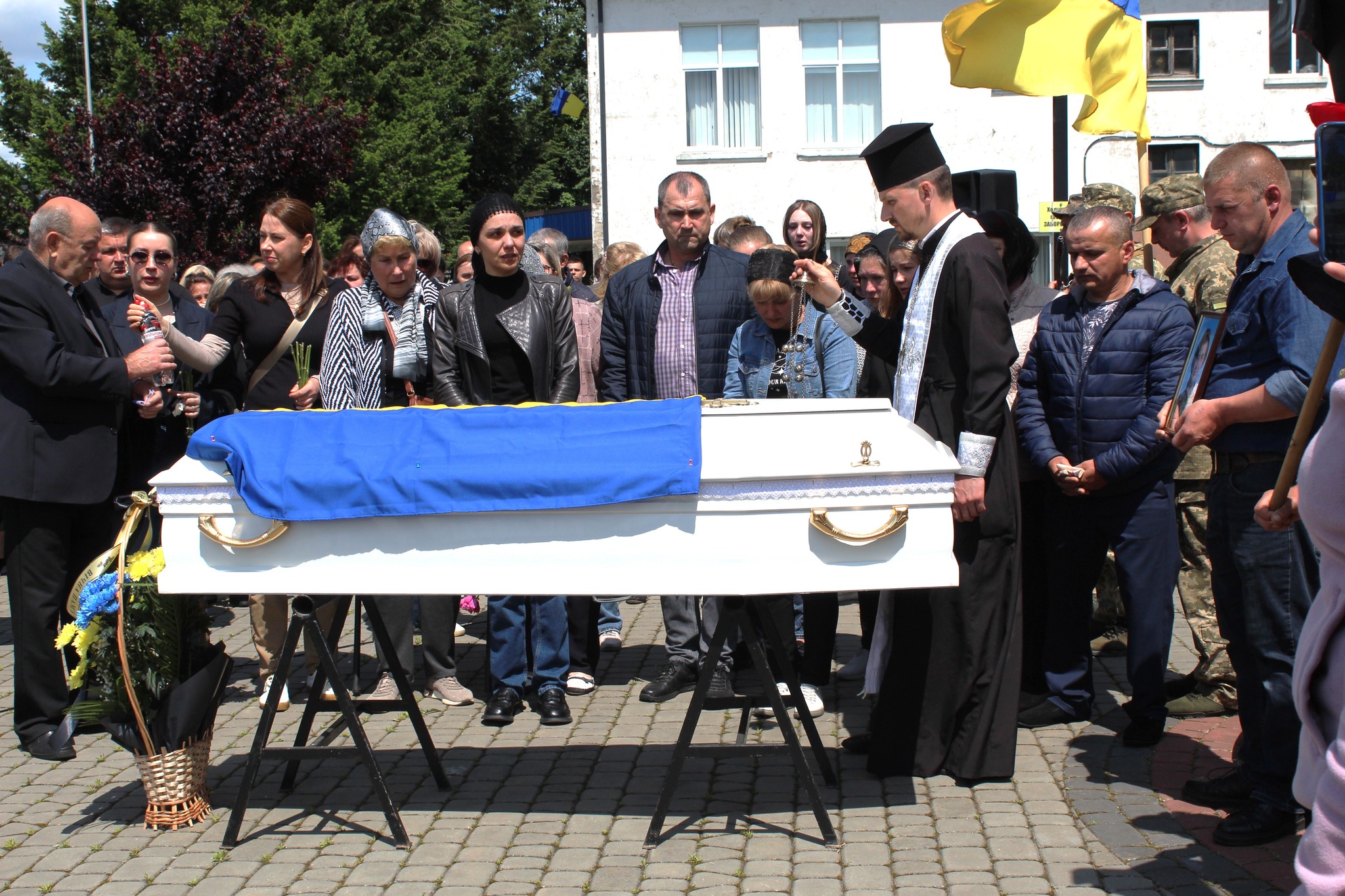 Весільний коровай, тужлива мелодія і море квітів: громада на Волині прощалася з Героєм Романом Карпюком
