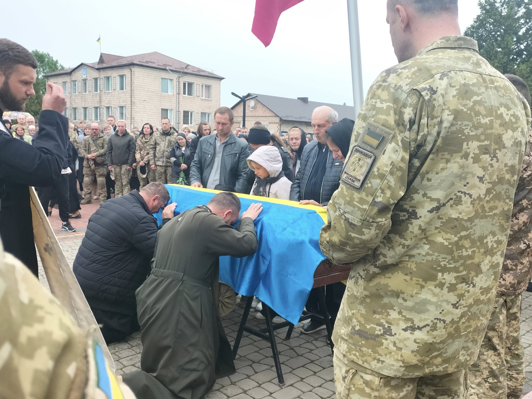 Весільний коровай розділили на кладовищі: на Волині попрощалися з молодими Героєм Сергієм Уляницьким