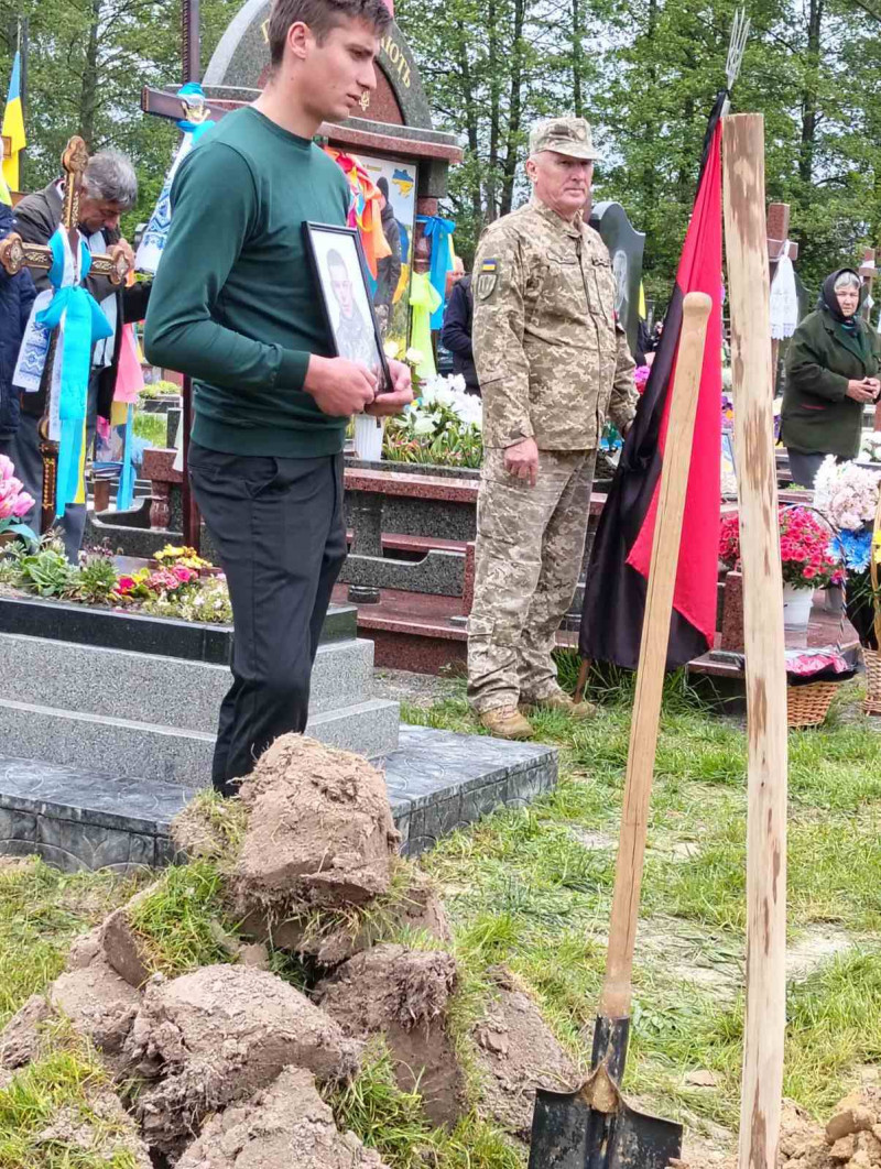 Жорстока війна залишила батьків без сина: у Луцькому районі провели в останню путь 26-річного Героя Романа Климчука