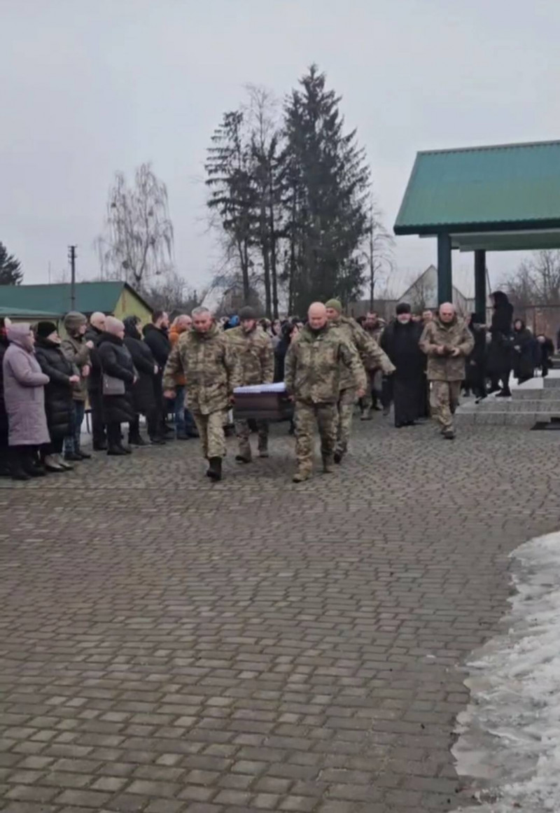 Наприкінці осені мобілізували, а 8 лютого зв’язок з ним обірвався: на Волині провели в останню путь захисника Івана Савлука