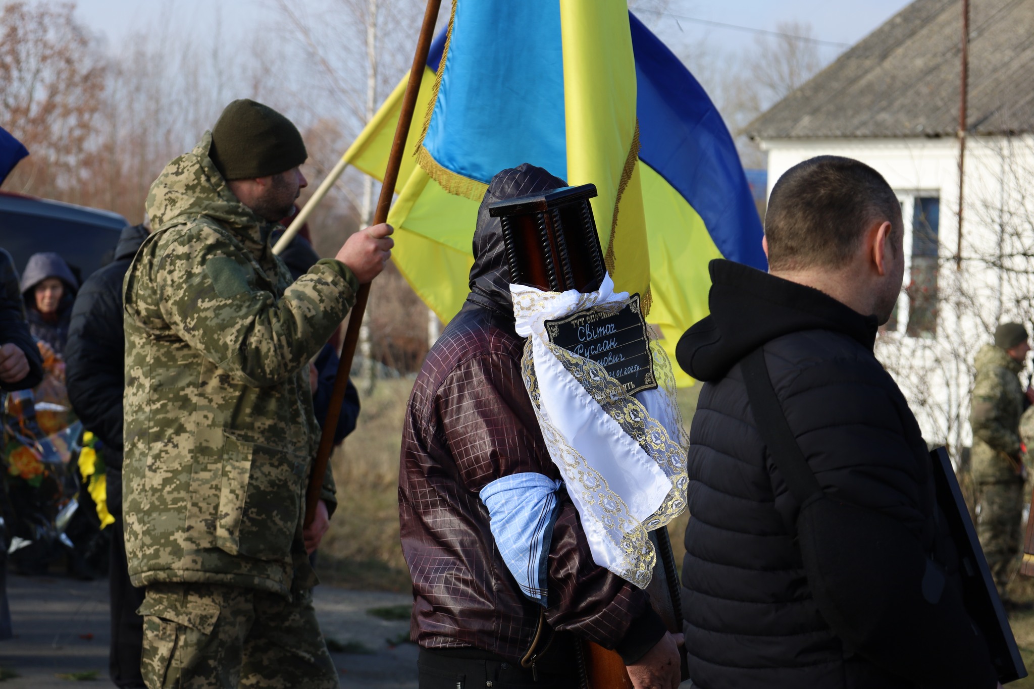 Серце важкопораненого бійця зупинилося після тривалого лікування: на Волині попрощалися з Героєм Русланом Світачем