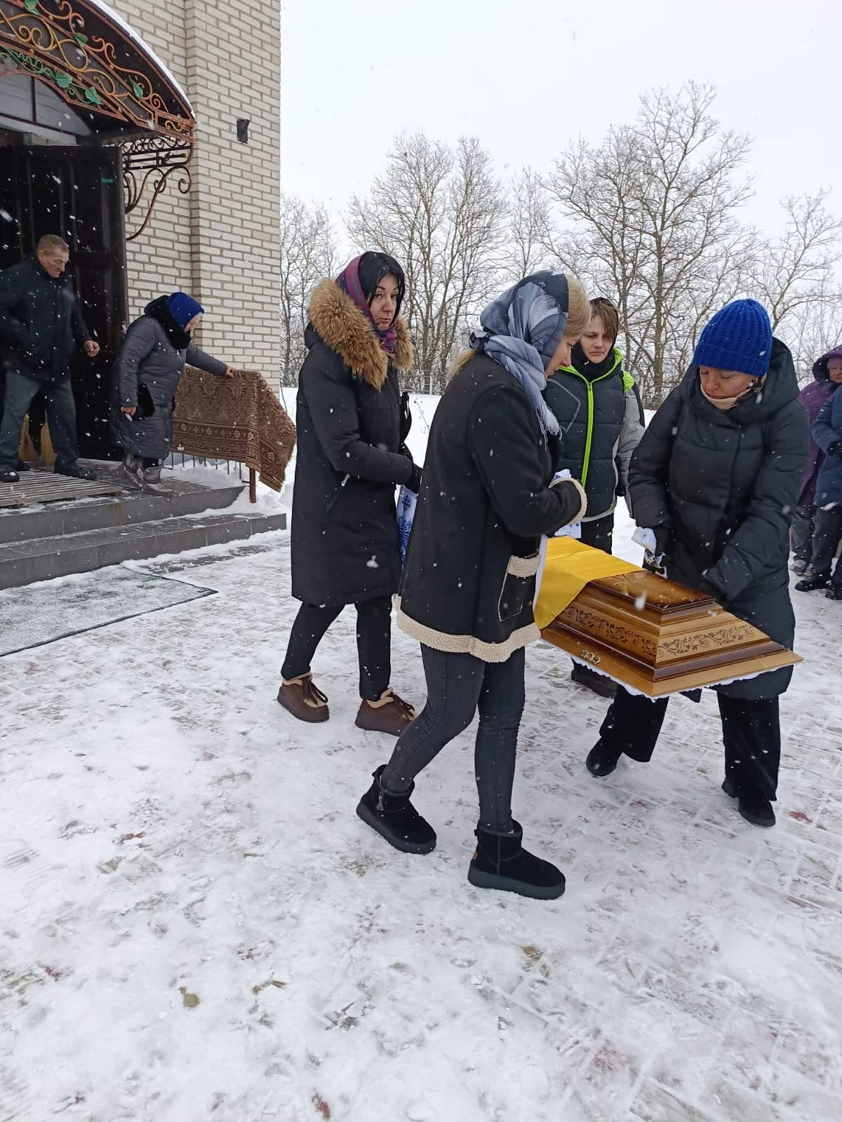 На Волині в останню земну дорогу провели захисника Анатолія Денисюка