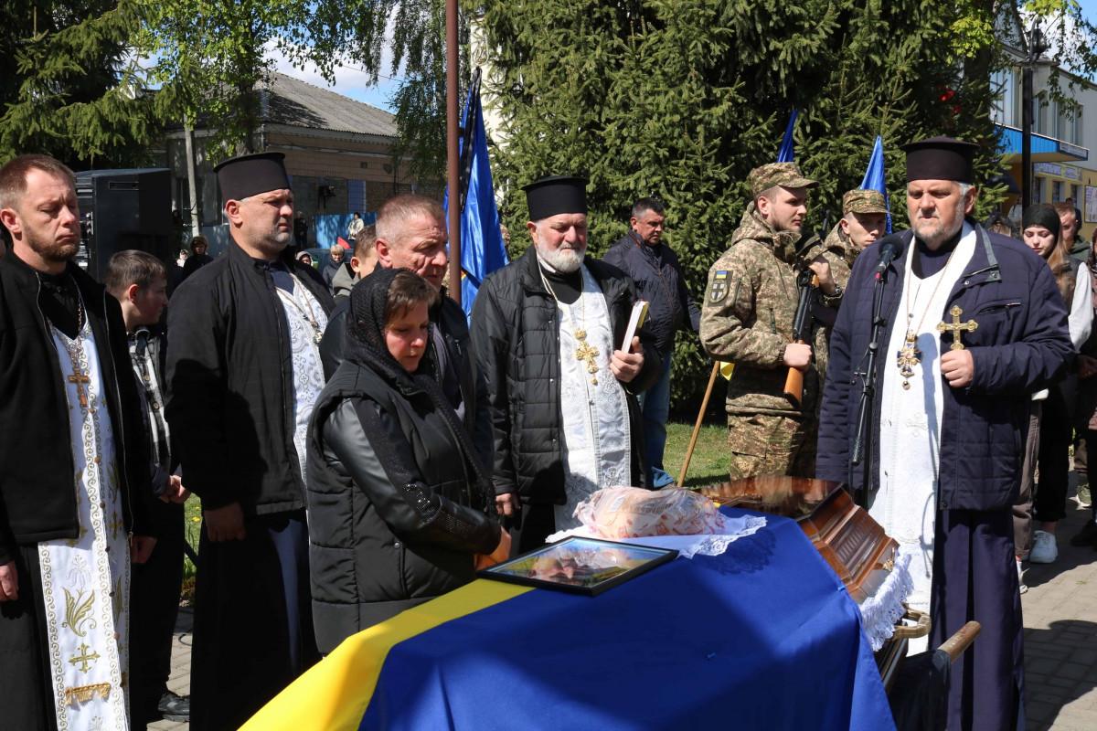 Близько 11 місяців вважався зниклим безвісти: на Волині попрощалися із захисником Василем Фаринюком