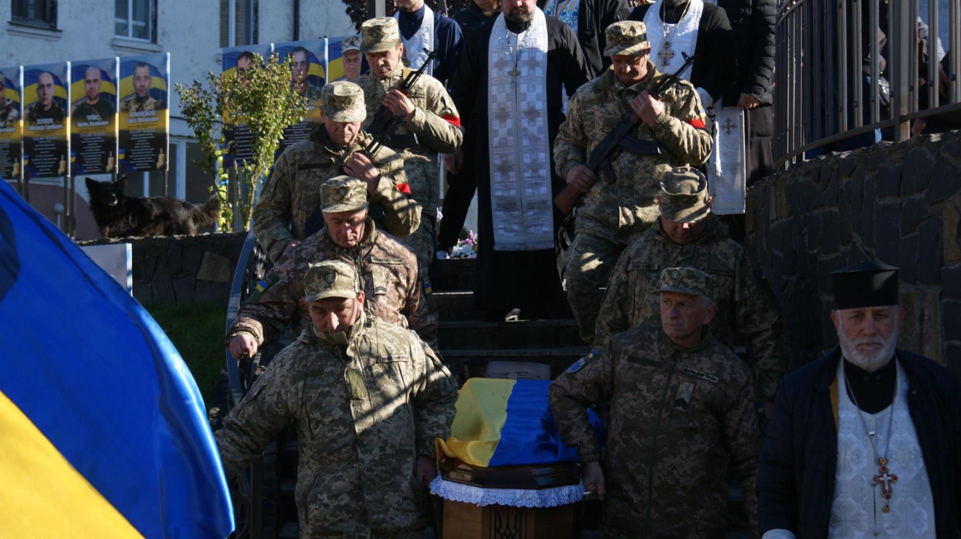 «Куди ж ти, сину, йдеш…»: на Волині в останню дорогу провели воїна Сергія Беня