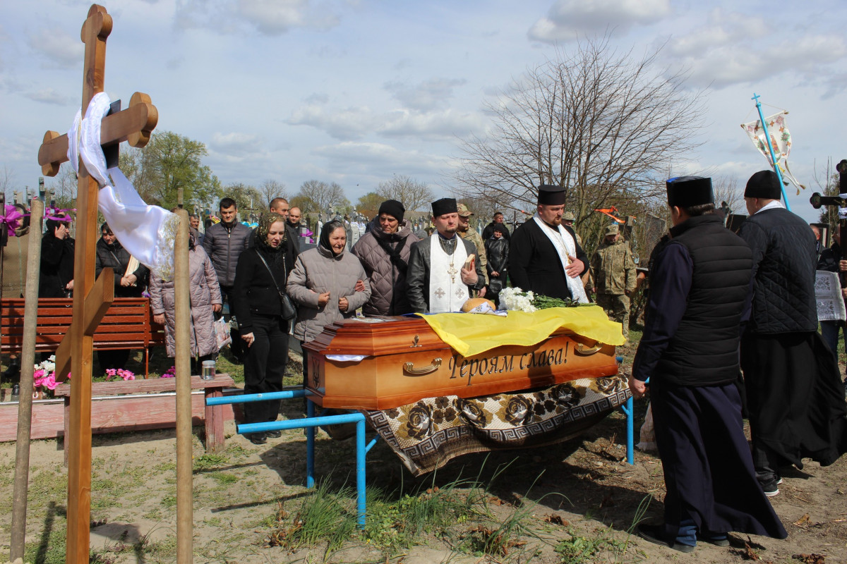 Не дочекалася дружина, не обійняла мама: волиняни попрощалися з полеглим Героєм Дмитром Демчуком
