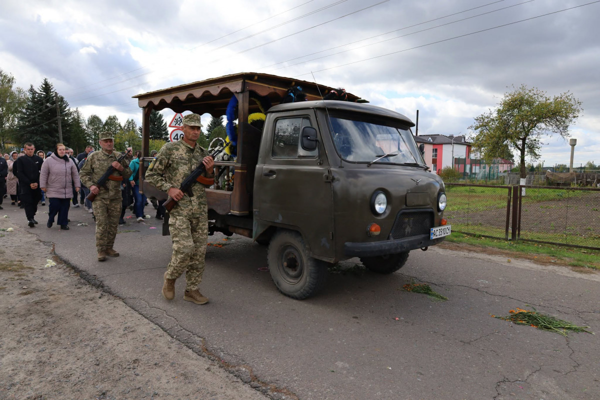 «Йому назавжди 30»: на Волині попрощалися з Героєм Романом Пилипчуком