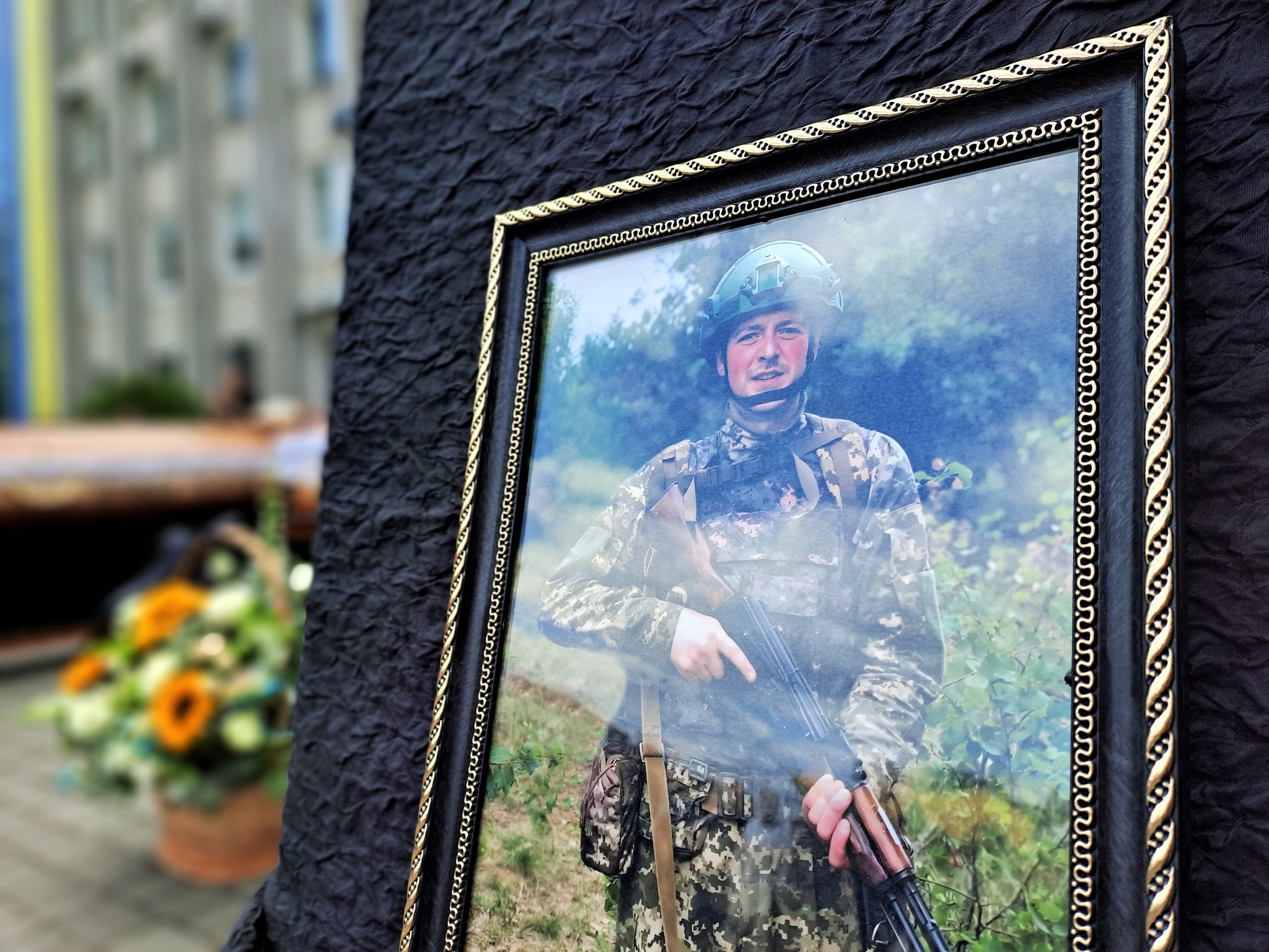«Тато – моя душа, яку з мене вирвали»: на Волині в один день попрощалися з двома Героями - Максимом Плотніковим та Русланом Фатхудіновим