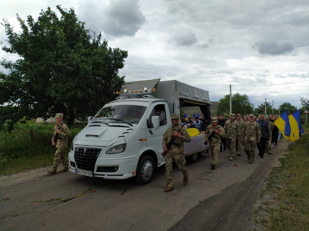 Ворожий дрон обірвав життя Героя: на Волині прощались з полеглим воїном Олегом Беценком