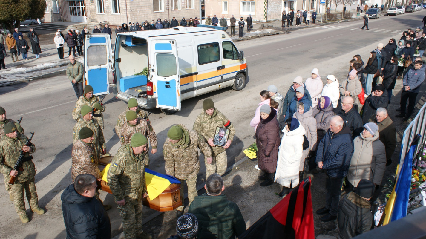 Навколішки і зі сльозами: волиняни попрощалися з Героєм Володимиром Гродським