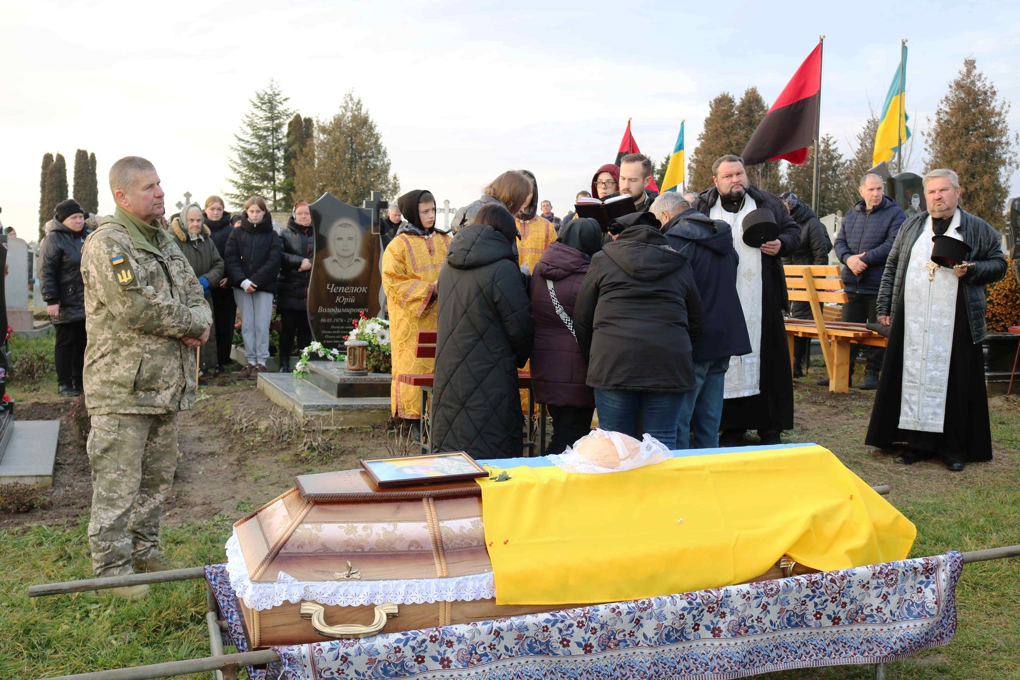 Понад рік вважався безвісти зниклим: у Луцькому районі поховали Героя Василя Цвілюка