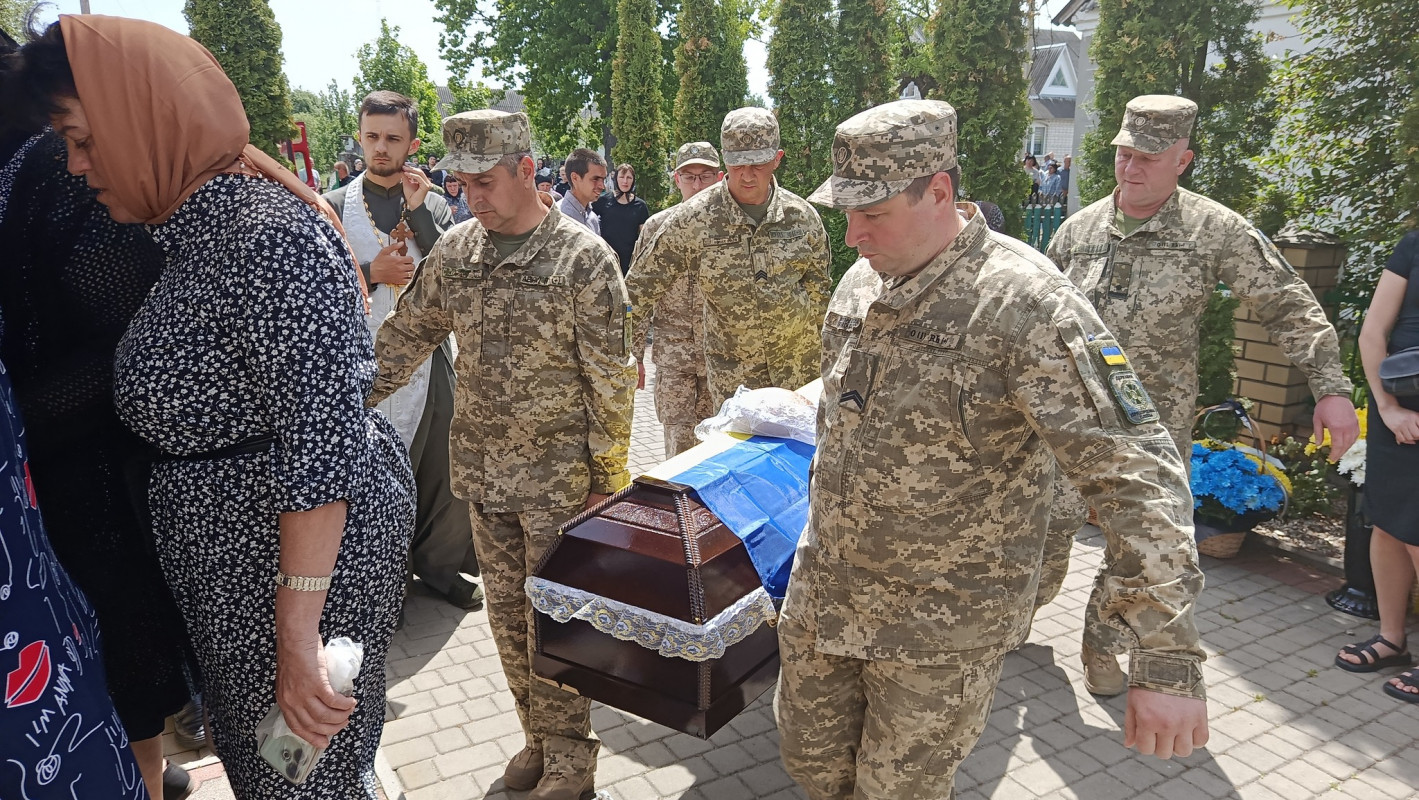 Без батька залишилися троє донечок: волиняни попрощалися із загиблим Героєм Андрієм Григолою