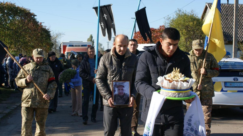 «Куди ж ти, сину, йдеш…»: на Волині в останню дорогу провели воїна Сергія Беня