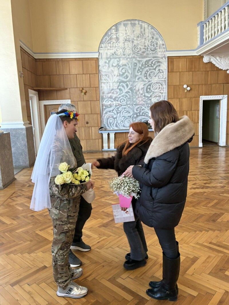 Познайомилися на війні: на Волині командир розвідників одружився з бойовою медикинею