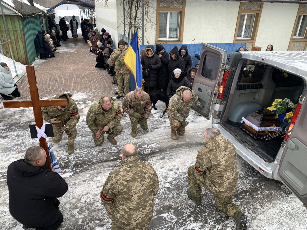 Загинув понад рік тому: на Волині провели в останню дорогу захисника Руслана Меріду
