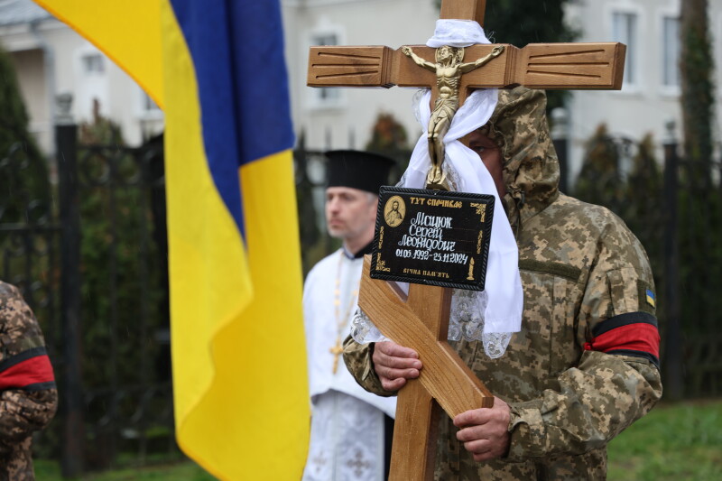 Загинув понад рік тому: у Луцьку попрощалися з військовослужбовцем Сергієм Мацюком