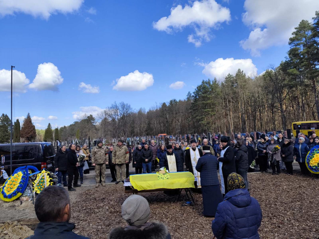 Почорніла від горя мати, овдовіла дружина, без батька залишилися діти, без дідуся - онуки: на Волині поховали Героя Олексія Трофімюка