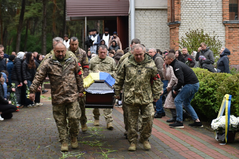 Назавжди 21 рік: у Луцькій громаді поховали Героя Вячеслава Терьохіна, який загинув понад 3 роки тому