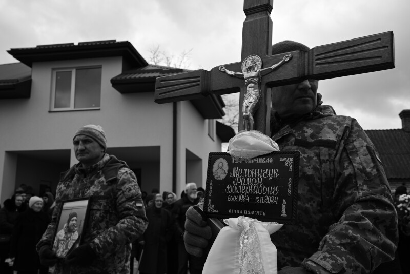 Серце зупинилося у лікарні: біля Луцька відспівали захисника України Романа Мельничука