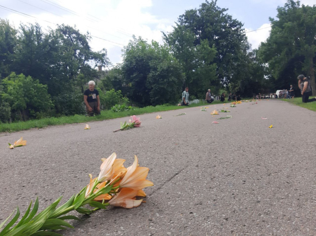 Волиняни на колінах з повним серцем болю попрощалися із загиблим Героєм Володимиром Сидляром