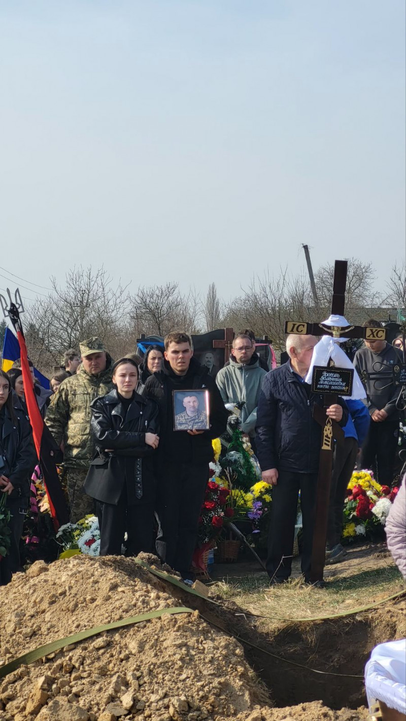 У Луцькому районі в останню земну дорогу провели воїна Валентина Гроголя