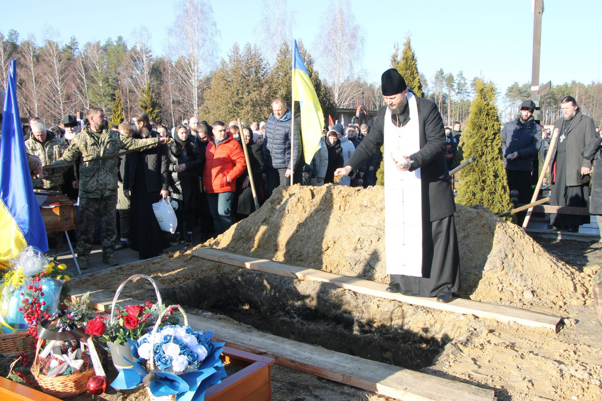 Йому навіки 25 років: на Волині всім селом прощалися з молодим Героєм Богданом Борисюком