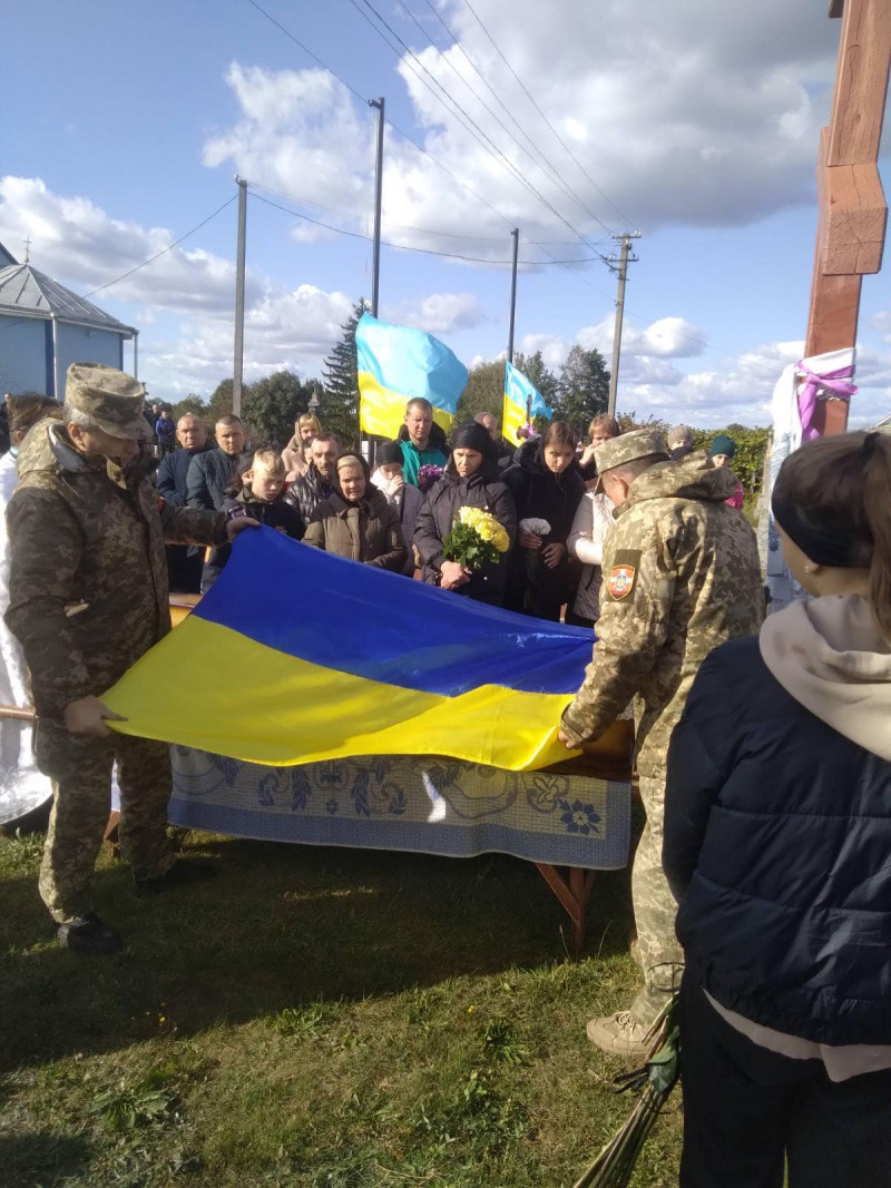 Провести воїна зійшлося все село: на Волині попрощалися з молодим Героєм Валерієм Гонтою