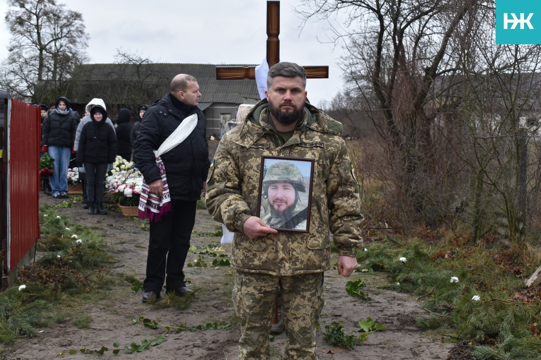 Загинув на війні у розквіті сил: на Волині в останню дорогу провели відважного Героя Богдана Диня