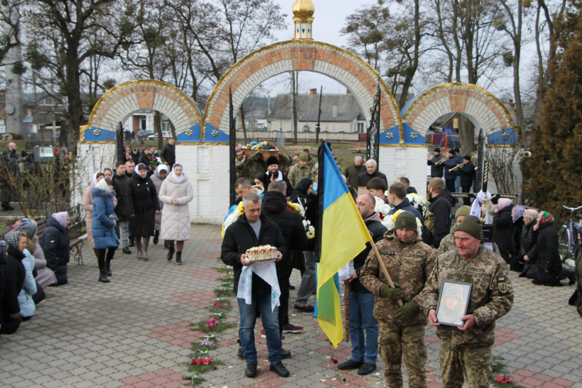 Йому навіки 25 років: на Волині всім селом прощалися з молодим Героєм Богданом Борисюком