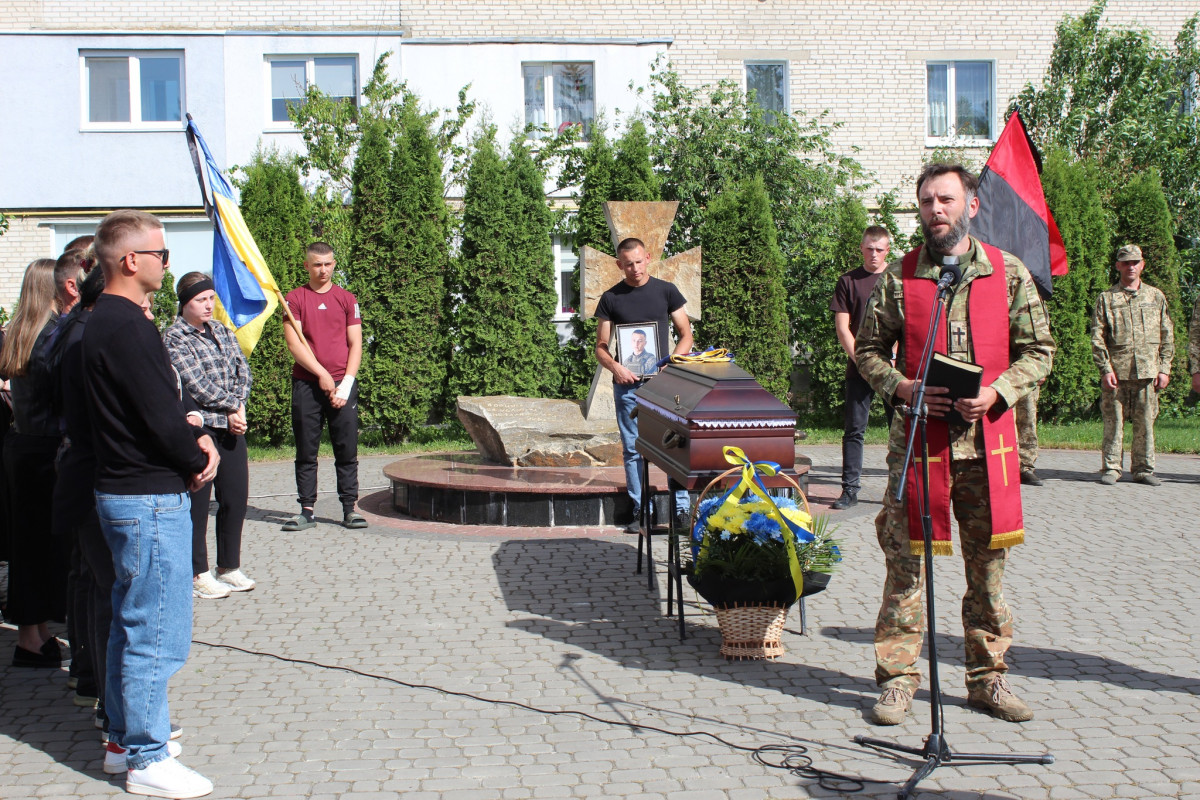 «Врятував побратима ціною власного життя»: на Волині попрощалися з 25-річним Героєм Андрієм Лавренчуком