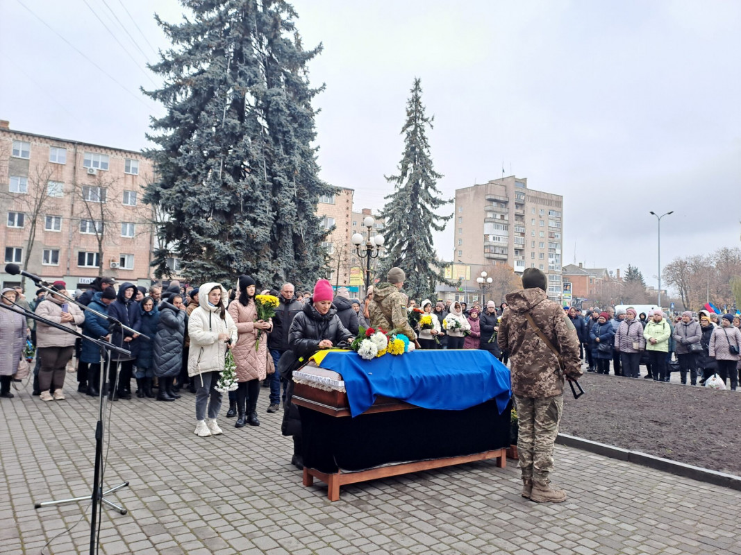 Неповних два місяці тому тільки одягнув військову форму: на Волині попрощались з Героєм Ростиславом Кривчуком