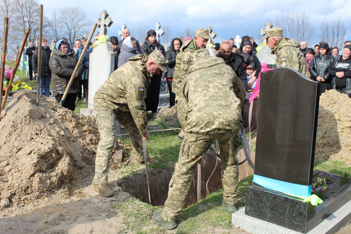 «Тепер тато захищатиме з небес»: волиняни попрощалася з 25-річним Антоном Хвостюком