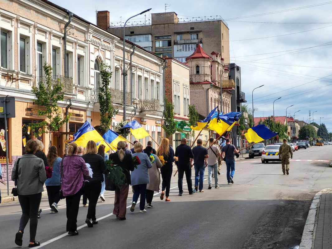 Понад рік вважався зниклим безвісти: на Волині провели в останню дорогу Героя Василя Тарасюка