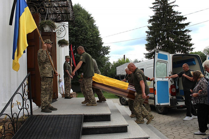 На кладовищі розділили весільний хліб: у громаді на Волині прощалися з молодим Героєм, який загинув на фронті