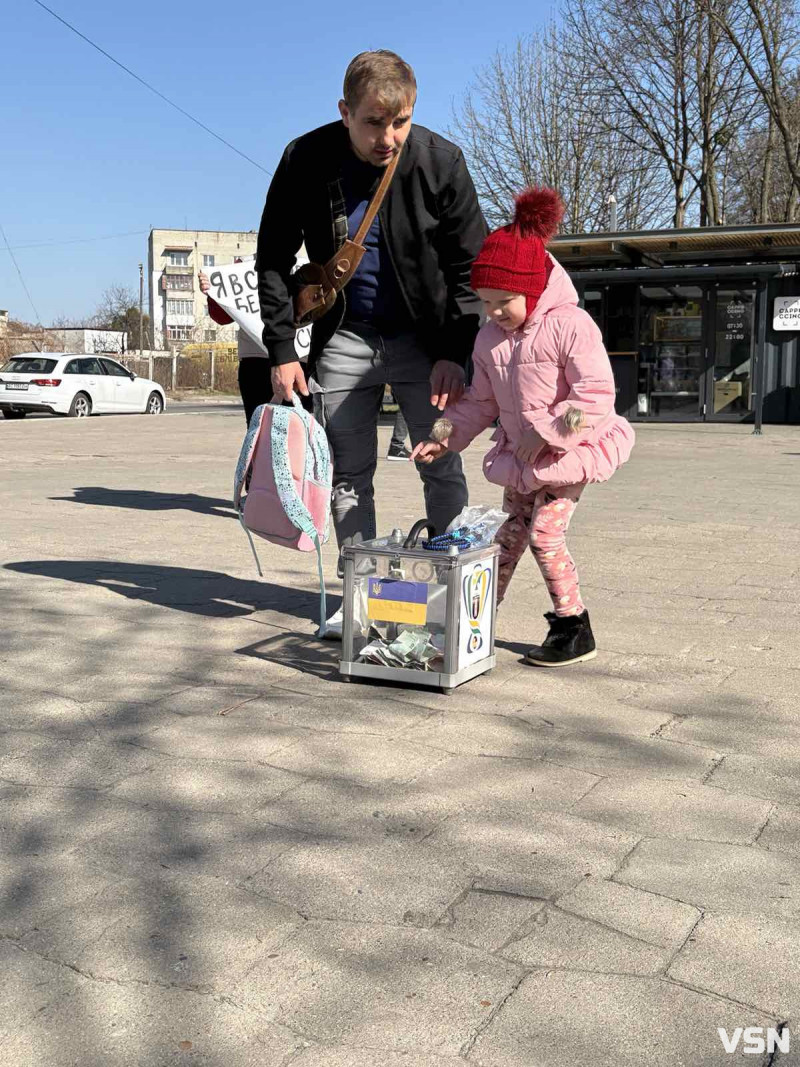 «Обійми, якщо не байдуже»:  як у місті на Волині підтримували військових та їхніх рідних