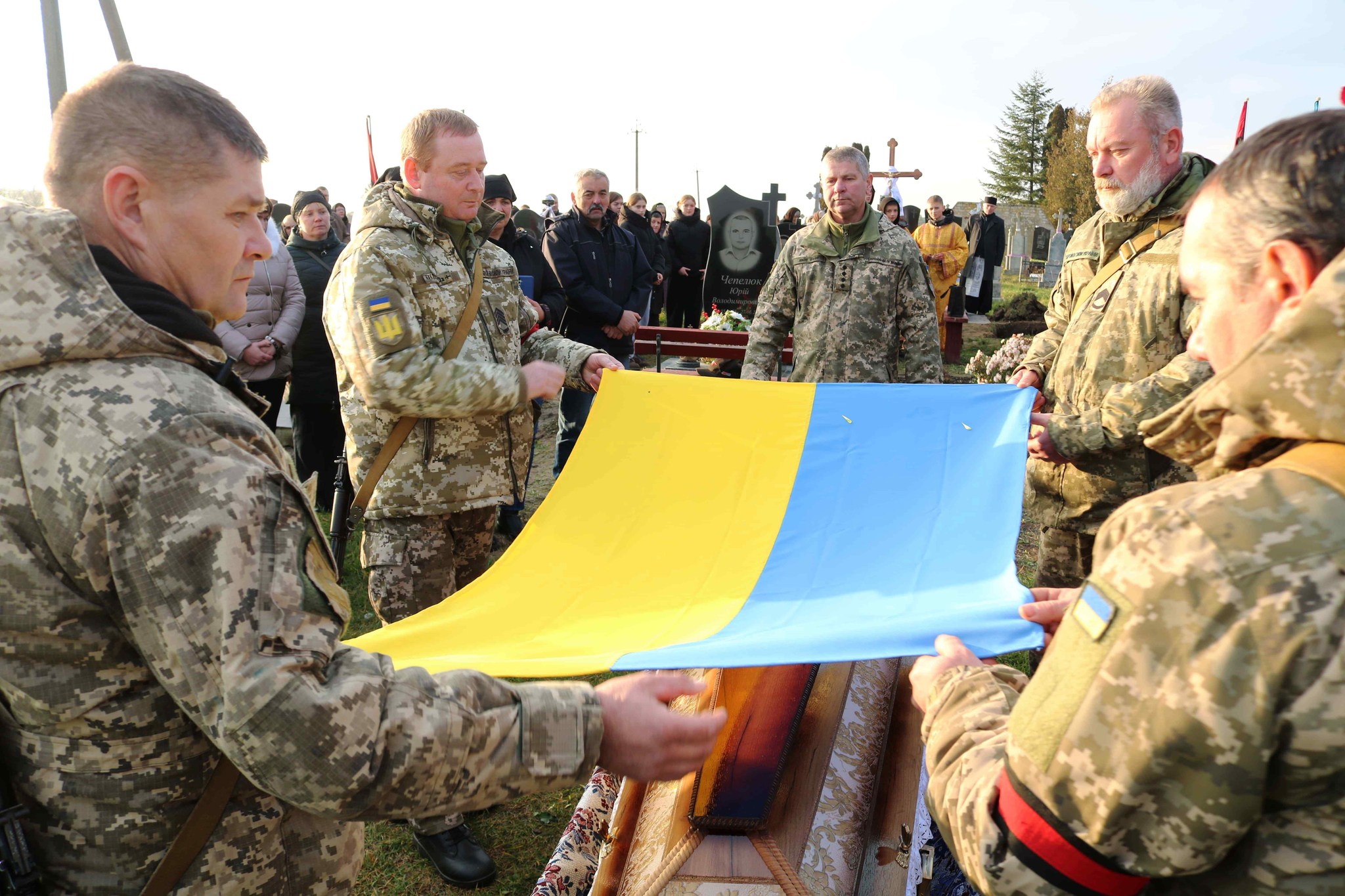 Понад рік вважався безвісти зниклим: у Луцькому районі поховали Героя Василя Цвілюка