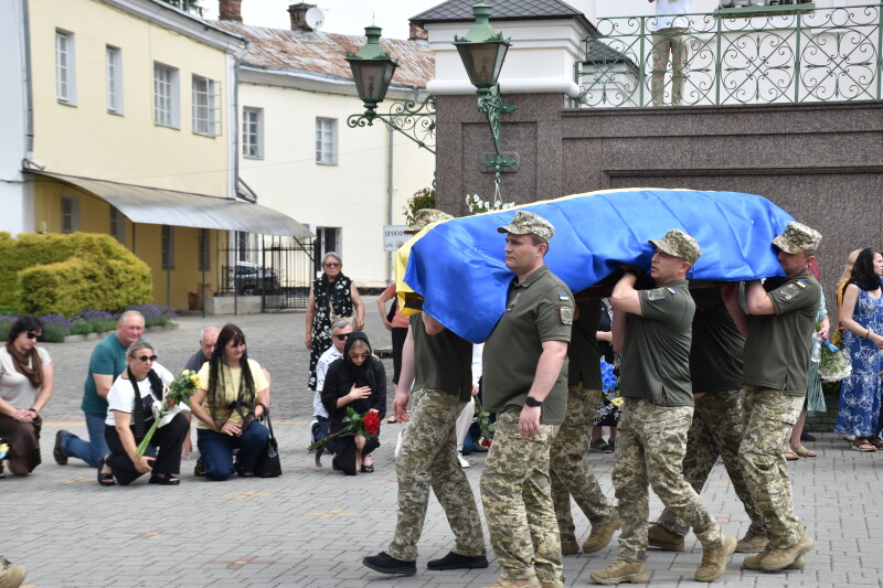 Повернувся «на щиті» через рік після загибелі: у Луцьку в останню дорогу провели Героя Володимира Андрійчука