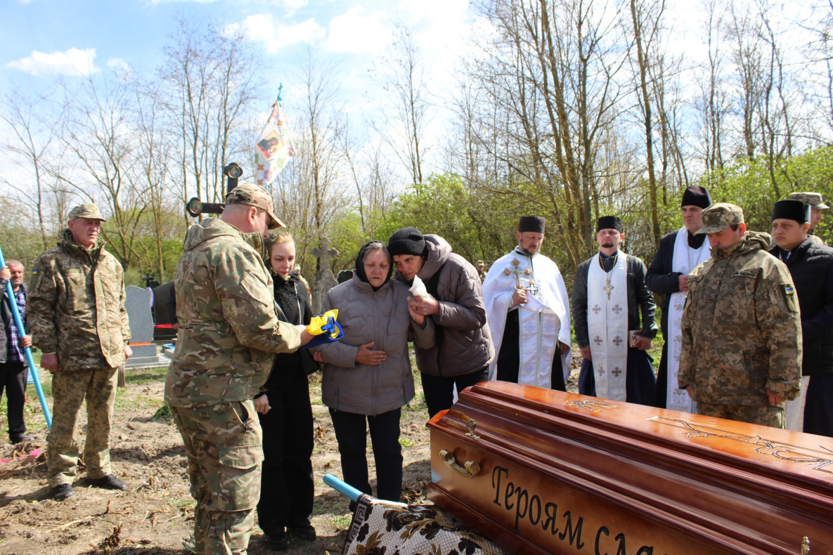 Не дочекалася дружина, не обійняла мама: волиняни попрощалися з полеглим Героєм Дмитром Демчуком
