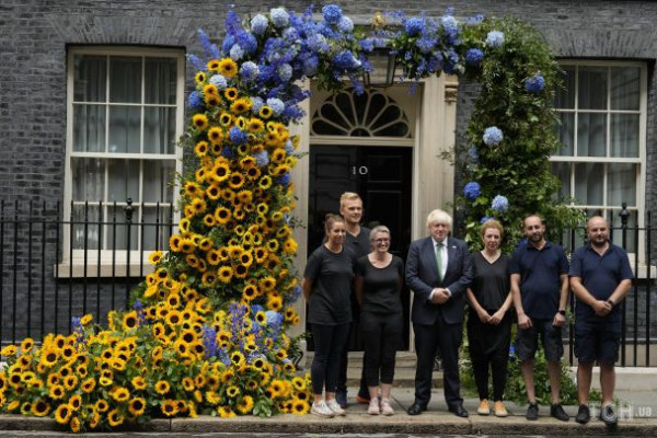 Резиденція прем’єр-міністра Британії «вибухнула» синьо-жовтими кольорами