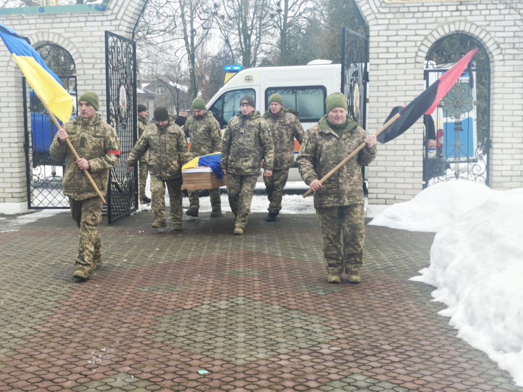 На Волині в останню земну дорогу захисника України, який загинув на фронті близько двох років тому