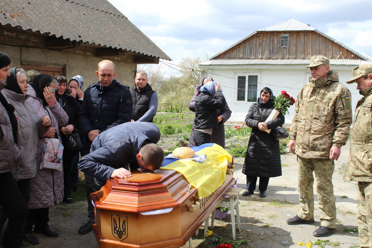 Не дочекалася дружина, не обійняла мама: волиняни попрощалися з полеглим Героєм Дмитром Демчуком