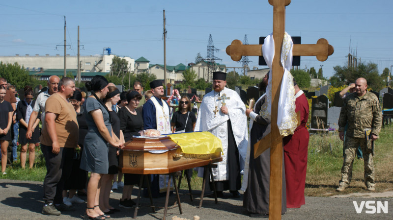 Рідні сподівалися, що в полоні, але дива не сталося: у Рожищі провели в останню путь воїна Миколу Катеринюка