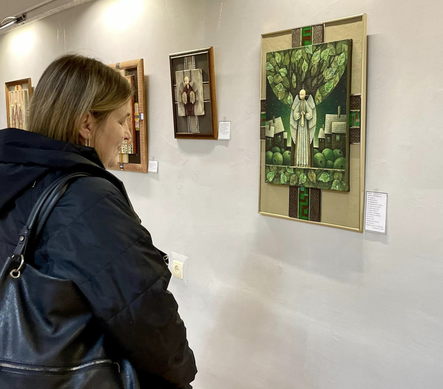 Волинська художниця представила виставку картин на релігійну тематику