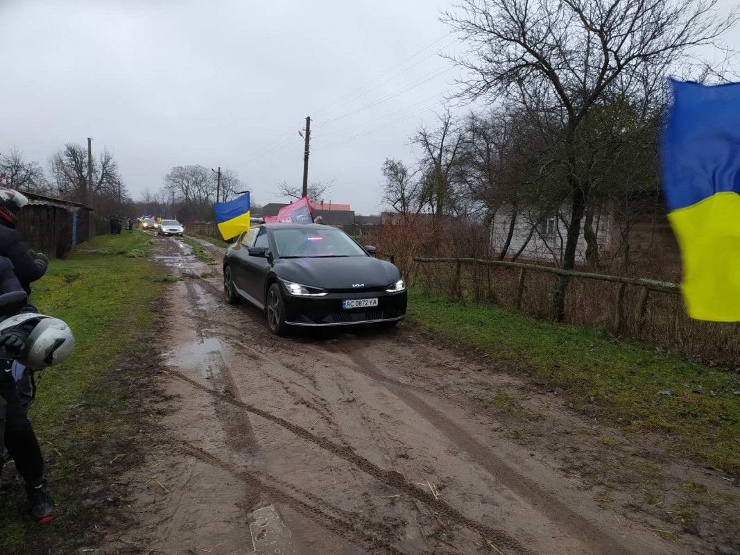 «Плакало навіть небо»: на рідну Волинь назавжди повернувся Герой Василь Солодуха