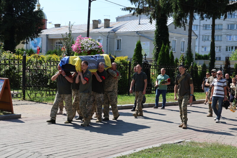 Навіки 33: у Луцьку в останню дорогу провели полеглого Героя Юрія Васюка