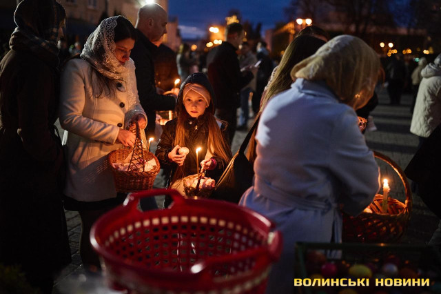 Як у Луцьку освячували кошики напередодні Великодня